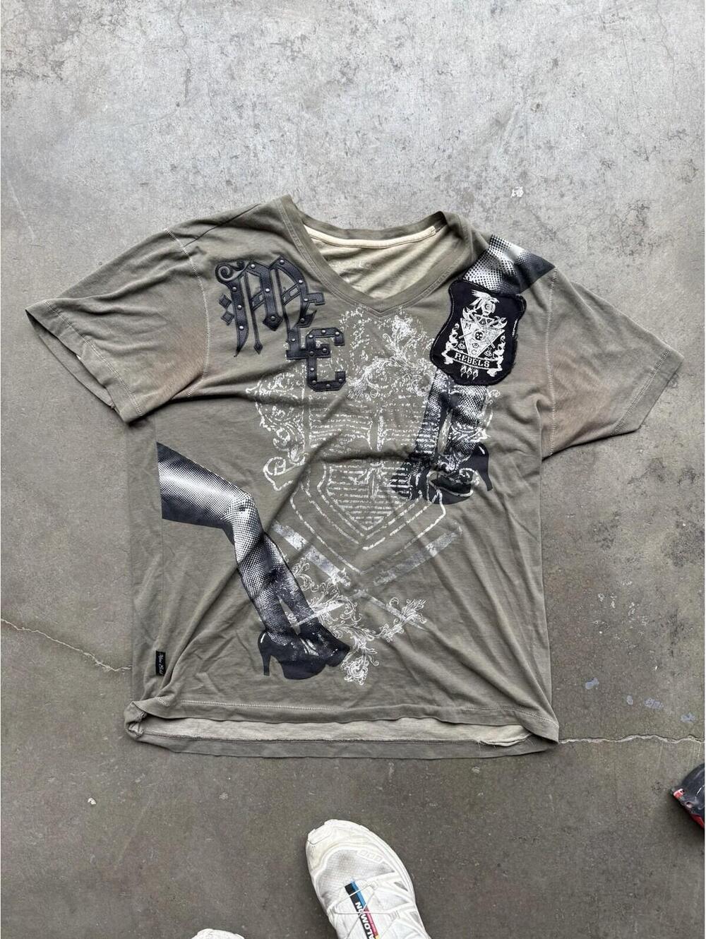 Y2k Grunge CRAZY GRAPHIC limbs and letter print Marc ecko v neck t shirt Size L